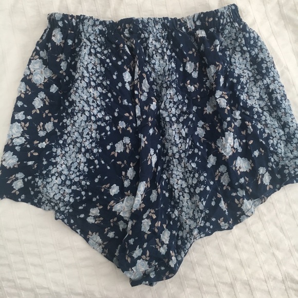 Brandy Melville patterned shorts - Picture 2 of 3